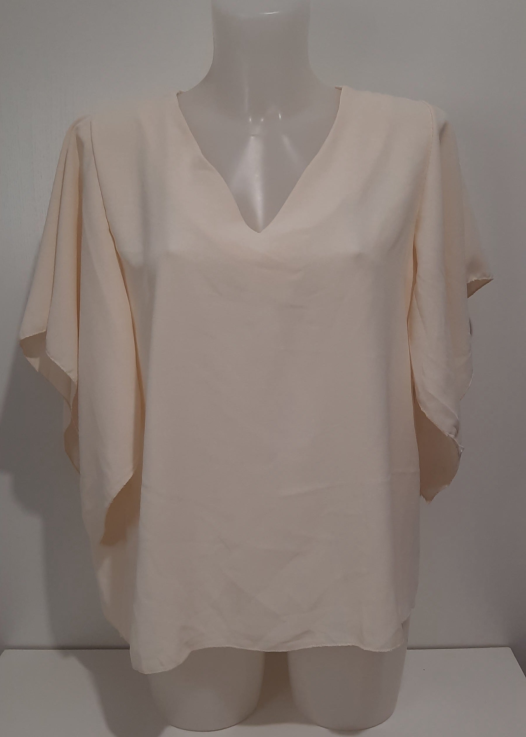 Top fluide beige col V à manches papillon, coupe droite fluide, 100 % polyester, taille unique 36–42, fabrication Italie – élégant et confortable