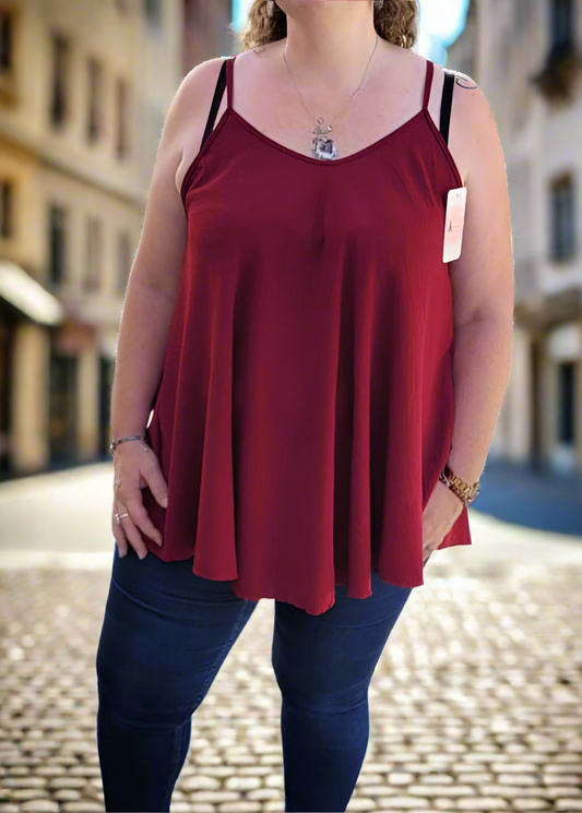 Top grande taille bordeaux à fines bretelles pour femme, coupe fluide et évasée, matière légère en viscose et polyester, convient du 38 au 56, fabriqué en Italie.