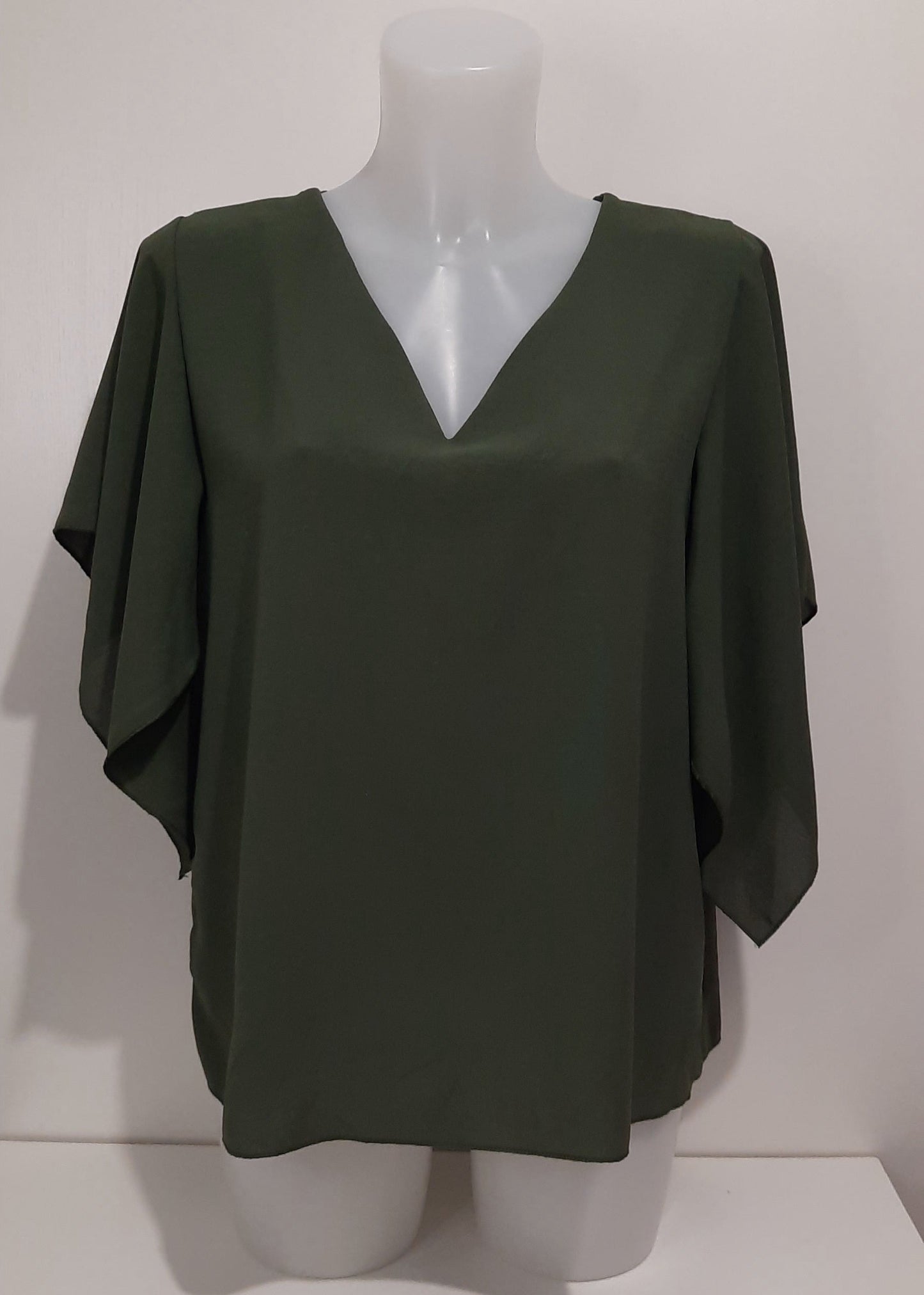 Top fluide kaki manches papillon col V, coupe droite légère en polyester 100 %, taille unique (36–42), élégant et confortable, fabriqué en Italie.