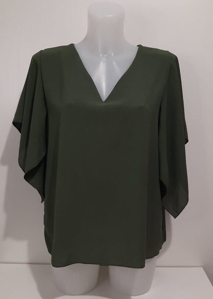 Top fluide kaki manches papillon col V, coupe droite légère en polyester 100 %, taille unique (36–42), élégant et confortable, fabriqué en Italie.