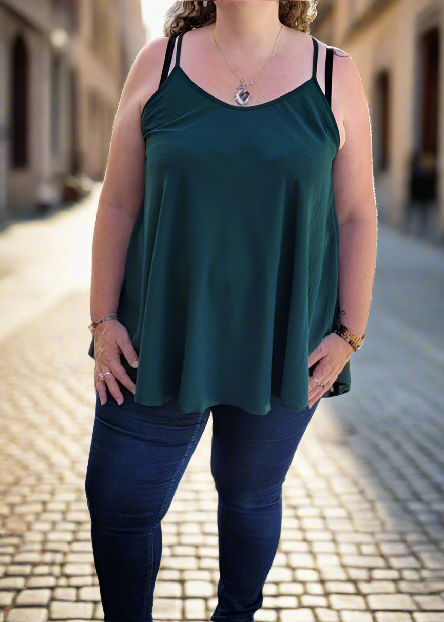 Top grande taille vert sapin à fines bretelles pour femme, coupe fluide et évasée, matière légère en viscose et polyester, convient du 38 au 56, fabriqué en Italie.