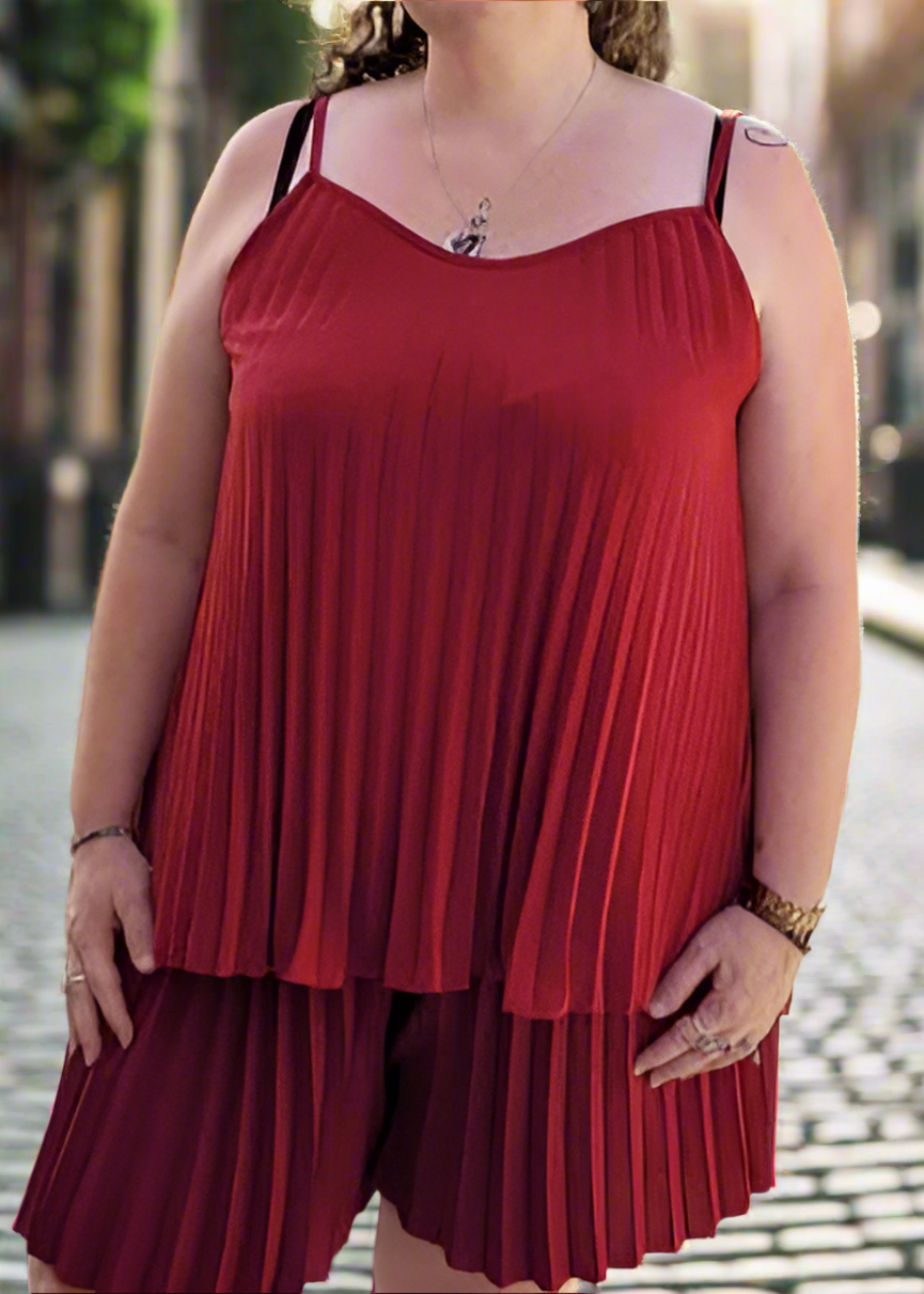 Top grande taille femme couleur bordeaux, coupe plissée avec fines bretelles, tissu fluide en viscose extensible, taille unique 44 à 50, fabriqué en Italie.