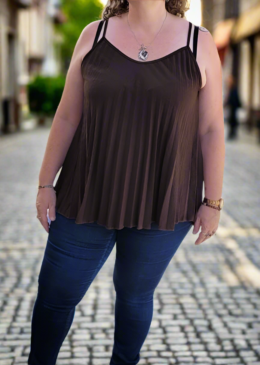 Top grande taille femme couleur chocolat, coupe plissée avec fines bretelles, tissu fluide en viscose extensible, taille unique 44 à 50, fabriqué en Italie.