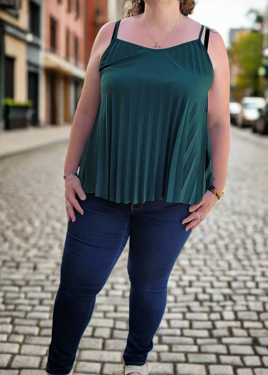 Top grande taille femme couleur vert sapin, coupe plissée avec fines bretelles, tissu fluide en viscose extensible, taille unique 44 à 50, fabriqué en Italie.