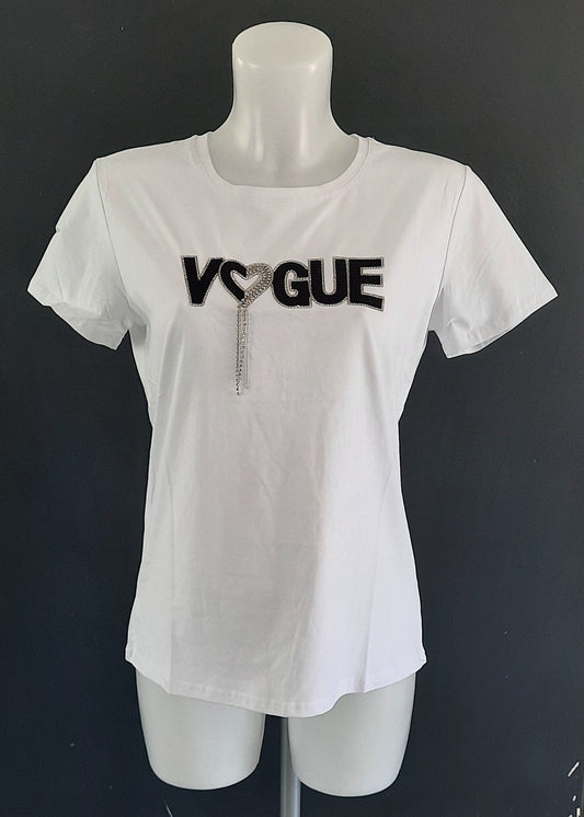 T-shirt blanc femme avec inscription VOGUE et cœur strassé argenté, manches courtes et coupe droite, parfait pour un look tendance et lumineux