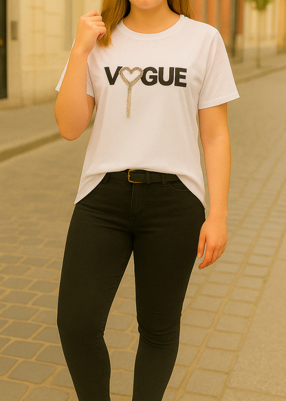 T-shirt blanc femme avec inscription VOGUE et cœur strassé argenté, manches courtes et coupe droite, parfait pour un look tendance et lumineux