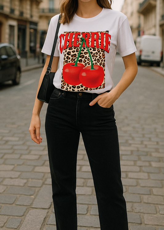 T-shirt blanc “CHERRIES” en lettres rouges avec cerises XXL sur fond léopard, coupe droite confortable, 95 % coton 5 % élasthanne, tailles S/M 36-38 et M/L 40-42, fabriqué en Chine, style rétro-pop fun
