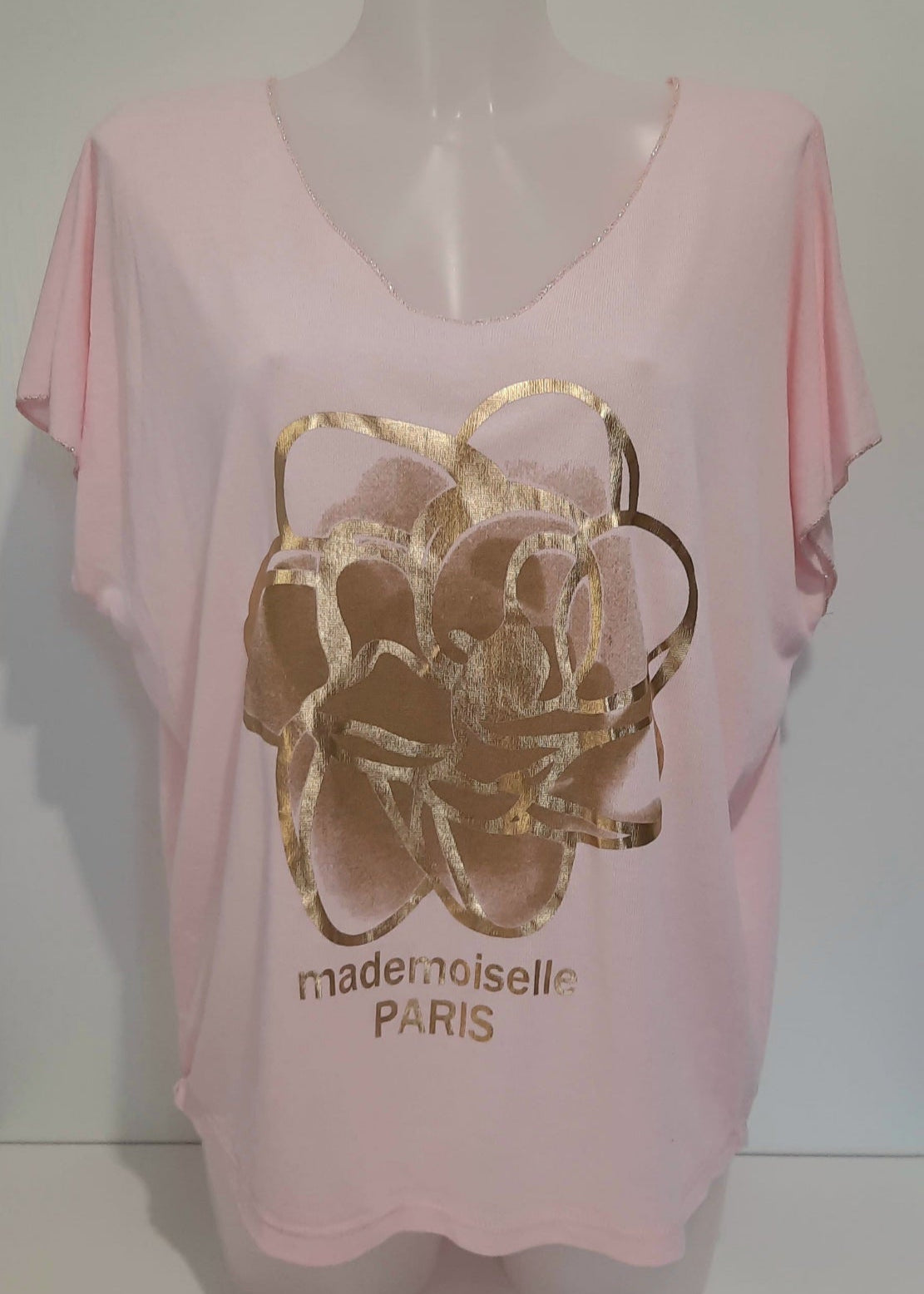 T-shirt fluide rose poudré imprimé doré “Mademoiselle Paris”, encolure en V finition brillante, 70 % viscose 30 % polyester, taille unique 36-44, fabriqué en Italie