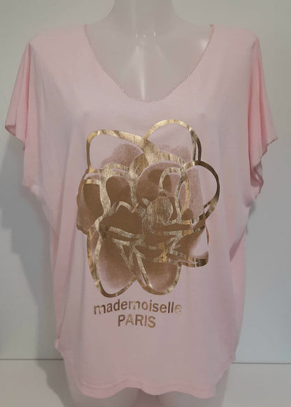 T-shirt fluide rose poudré imprimé doré “Mademoiselle Paris”, encolure en V finition brillante, 70 % viscose 30 % polyester, taille unique 36-44, fabriqué en Italie