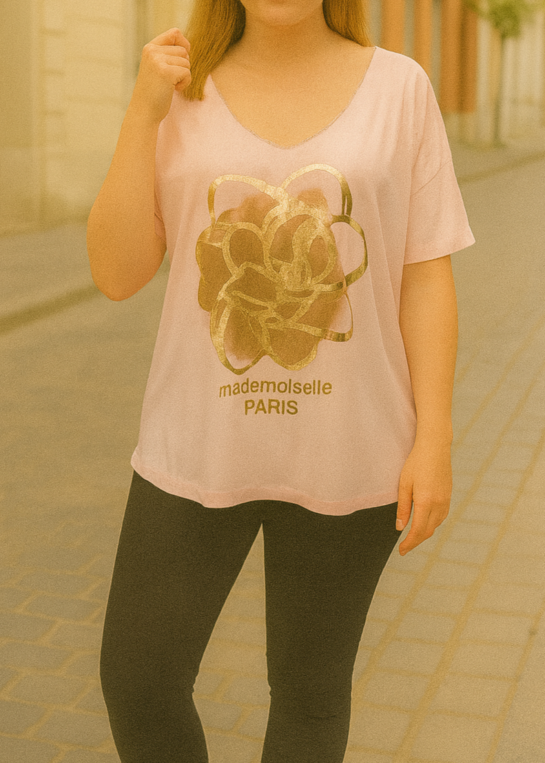 T-shirt fluide rose poudré imprimé doré “Mademoiselle Paris”, encolure en V finition brillante, 70 % viscose 30 % polyester, taille unique 36-44, fabriqué en Italie