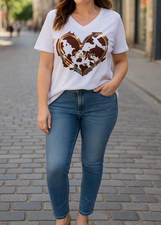 T-shirt blanc “J’adore” avec cœur doré effet animalier, col V, coupe droite légèrement ample, 100 % coton, taille unique (40-46), longueur ~72 cm, style casual chic, fabrication Italie