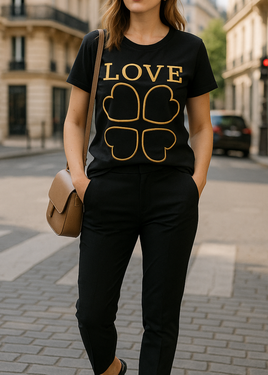 T-shirt noir “LOVE” avec quatre cœurs dorés formant un trèfle, col rond, coupe droite et confortable, 95 % coton 5 % élasthanne, disponible en tailles S/M (36-40) et M/L (40-44), longueur environ 74 cm, style casual chic, fabriqué en Chine