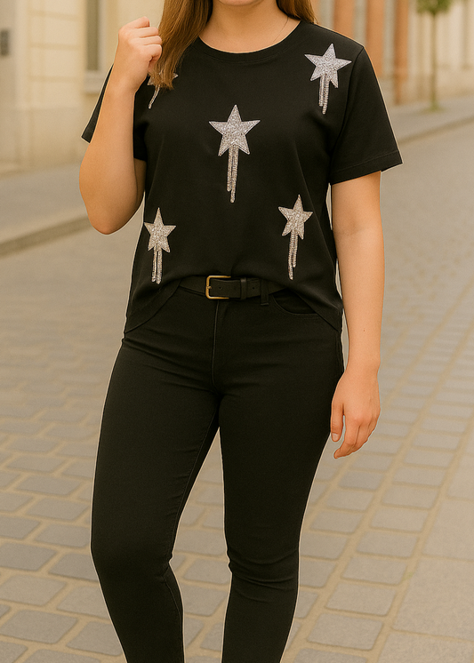 T-shirt noir femme avec étoiles décoratives en strass, manches courtes et coupe droite, idéal pour un look tendance et brillant