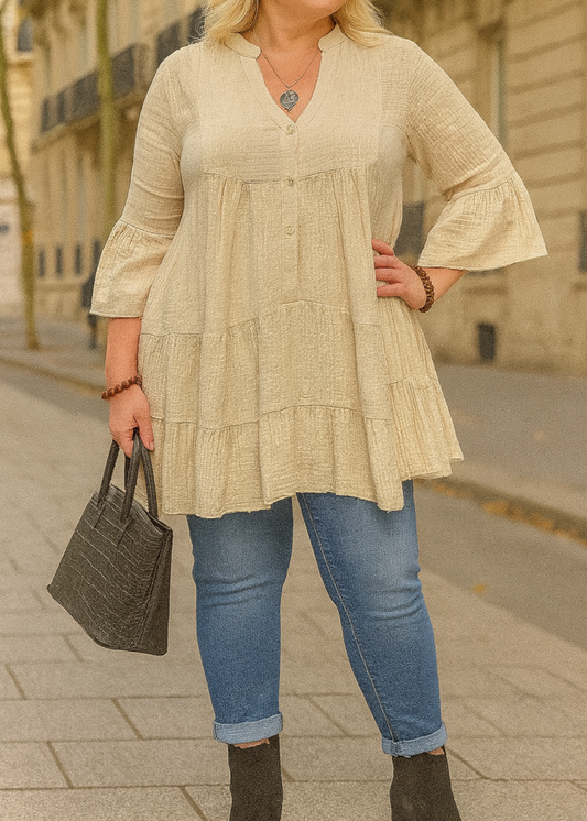 Tunique beige fluide pour femme grande taille, coupe évasée, col tunisien avec boutons, manches longues et tissu gaufré léger – idéale pour un look élégant et confortable