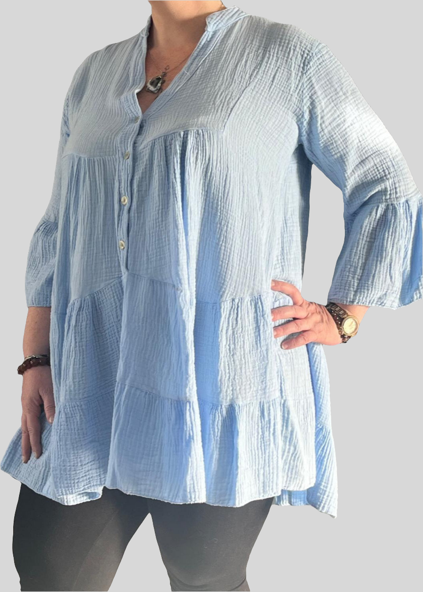 Tunique bleu fluide pour femme grande taille, coupe évasée, col tunisien avec boutons, manches longues et tissu gaufré léger – idéale pour un look élégant et confortable