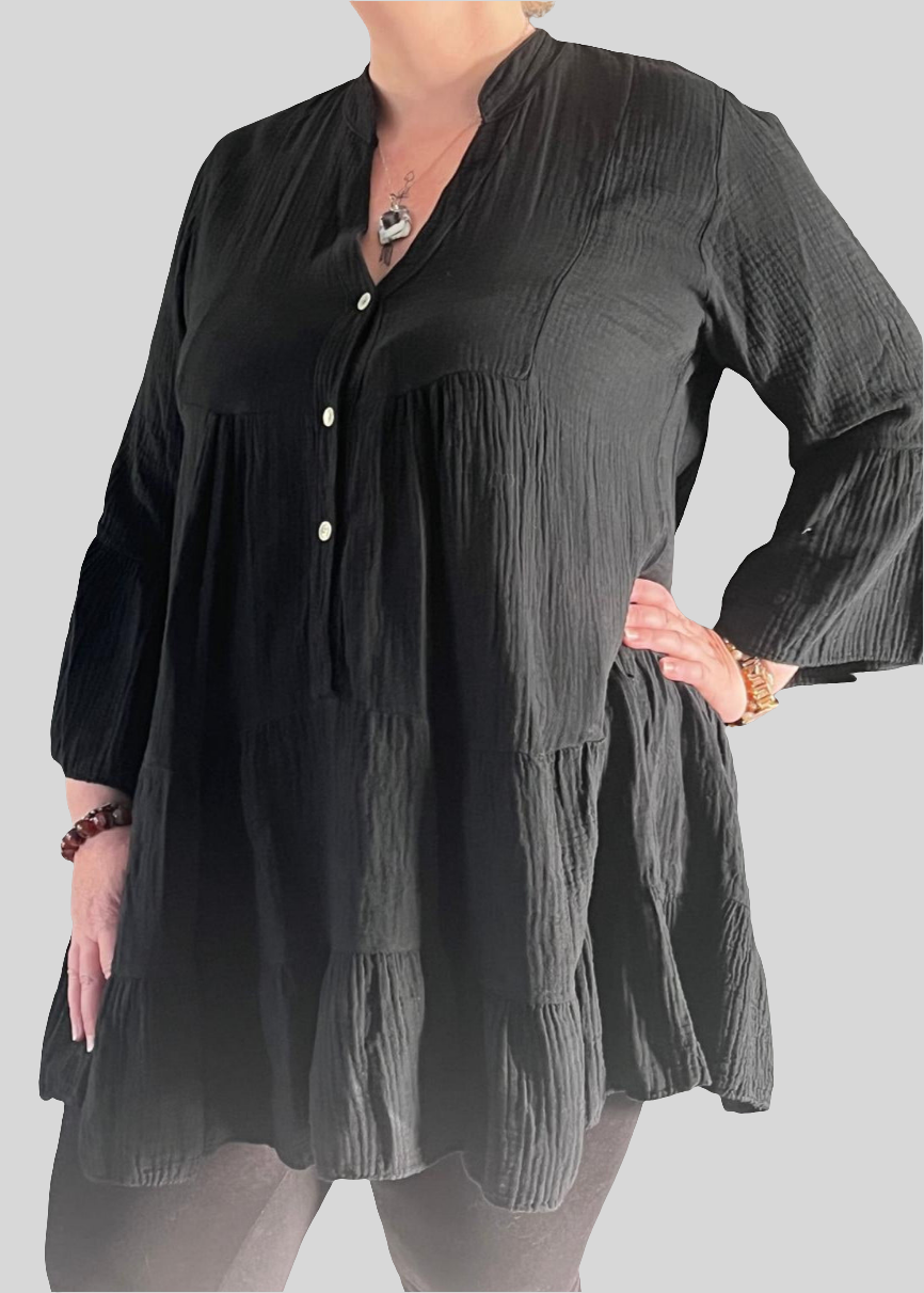 Tunique noire fluide pour femme grande taille, coupe évasée, col tunisien avec boutons, manches longues et tissu gaufré léger – idéale pour un look élégant et confortable