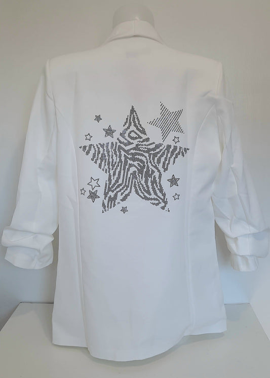 Veste tailleur femme blanche avec manches 3/4 froncées, coupe droite et fluide, poches à rabat décoratives, et grand motif étoile en strass noirs au dos. Un blazer chic et original de la collection Timalya prêt-à-porter féminin.