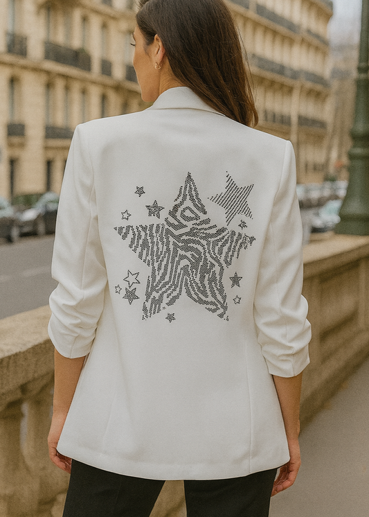 Veste tailleur femme blanche avec manches 3/4 froncées, coupe droite et fluide, poches à rabat décoratives, et grand motif étoile en strass noirs au dos. Un blazer chic et original de la collection Timalya prêt-à-porter féminin.