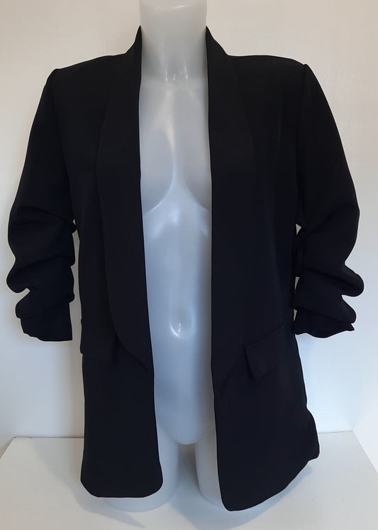Veste tailleur noire pour femme, coupe droite fluide, avec manches 3/4 froncées et poches à rabat décoratives. Un basique élégant de la collection Timalya prêt-à-porter féminin, parfait pour un look chic et polyvalent.